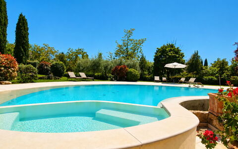 Pieve di Sant Ippolito: Hügel, Schwimmbad, Gebirge, Gartenmöbel, Eco Hotel, Flagstone, Resort, Grat, Landscaping, Tropen