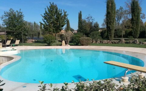 Pieve di Sant Ippolito: Wasser, Himmel, Pflanze, Eigentum, Schwimmbad, Natur, Azurblau, Baum, Gewässer, Schatten
