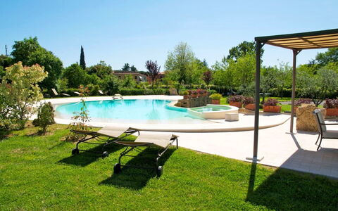 Pieve di Sant Ippolito: Wasser, Pflanze, Himmel, Gebäude, Schwimmbad, Azurblau, Baum, Schatten, Gartenmöbel, Gras
