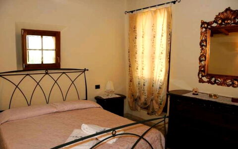 Pieve di Sant Ippolito: Schlafzimmer, Zimmer, Bett, Möbel, Eigentum, Bettdecke, Bettrahmen, Interior Design, Bedding, Matratze