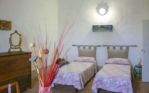 Casa Rossa: Bett, Schlafzimmer, Möbel, Bedding, Bettdecke, Interior Design, Linens, Textil, Fussboden, Flooring