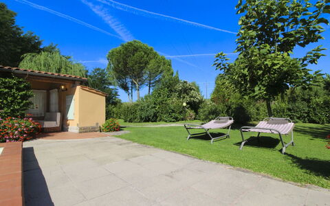 Pagliazzone: Strauch, Garten, Schatten, Gartenmöbel, Hinterhof, Rasen, Landscaping, Garten, Eco Hotel, Schwimmbad
