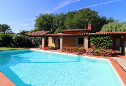 Pagliazzone: Wasser, Himmel, Wolke, Eigentum, Pflanze, Schwimmbad, Azurblau, Blau, Baum, Gebäude