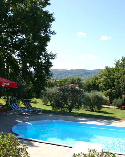 Casa Felice: Wasser, Pflanze, Himmel, Eigentum, Schwimmbad, Wolke, Baum, Schatten, Gartenmöbel, Gras