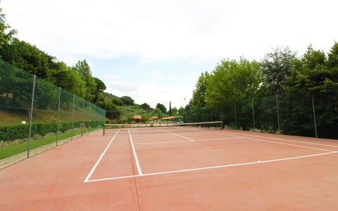 Casale Aiola: Himmel, Pflanze, Wolke, Tennis, Baum, Strassenbelag, Asphalt, Grundstueck, Schatten, Gras