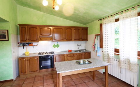 Casale Aiola: Eigentum, Zimmer, Küche, Gebäude, Möbel, Haus, Interior Design, Cabinetry, Grundeigentum, Fussboden