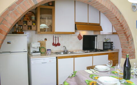 Podere San Bono: Küche, Küchengerät, Interior Design, Möbel, Major Appliance, Countertop, Flooring, Decke, Küche & Esszimmer Tisch, Haushaltsgerät