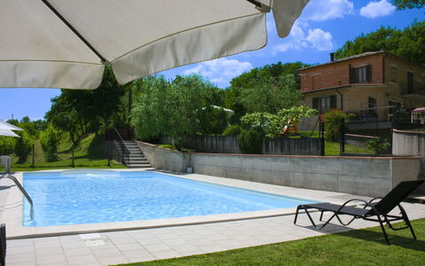 Podere San Bono: Schwimmbad, Resort, Freizeit, Verbundwerkstoff, Gartenmöbel, Schatten, Regenschirm, Eco Hotel, Sonnenliege, Landscaping
