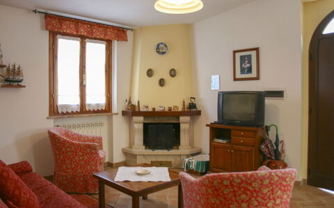 Podere San Bono: Möbel, Interior Design, Holz, Zimmer, Flooring, Beleuchtung, Fussboden, Wohnzimmer, Bilderrahmen, Tabelle