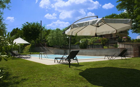 Podere San Bono: Schwimmbad, Regenschirm, Gartenmöbel, Möbel, Schatten, Resort, Sonnenliege, Stuhl, Eco Hotel, Garten