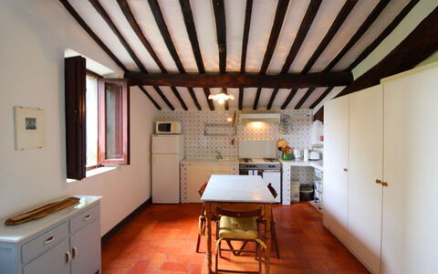 Olivo: Eigentum, Möbel, Cabinetry, Tabelle, Fenster, Holz, Stuhl, Küche, Interior Design, Schublade