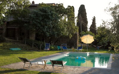 Olivo: Wasser, Pflanze, Himmel, Grün, Schwimmbad, Baum, Schatten, Gartenmöbel, Gras, Gebäude