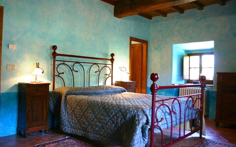 Torre di Vignale: Schlafzimmer, Bett, Zimmer, Möbel, Eigentum, Bettrahmen, Bettdecke, Gebäude, Interior Design, Haus