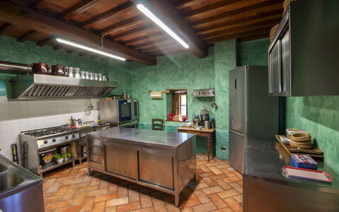 Torre di Vignale: Küche, Interior Design, Möbel, Holz, Flooring, Countertop, Beleuchtung, Decke, Zimmer, Küchengerät