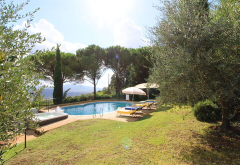 Villino Alba: Wasser, Pflanze, Himmel, Wolke, Schwimmbad, Baum, Schatten, Regenschirm, Gartenmöbel, Gras