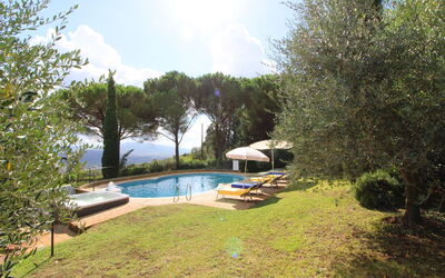 Villino Alba: Wasser, Pflanze, Himmel, Wolke, Schwimmbad, Baum, Schatten, Regenschirm, Gartenmöbel, Gras