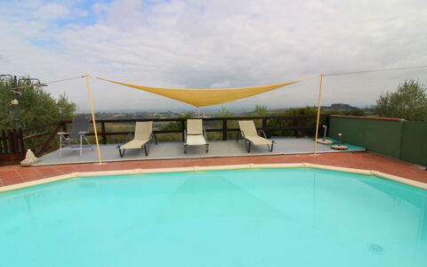 Casa Bella: Himmel, Wasser, Wolke, Eigentum, Schwimmbad, Azurblau, Schatten, Pflanze, Gartenmöbel, Verbundwerkstoff