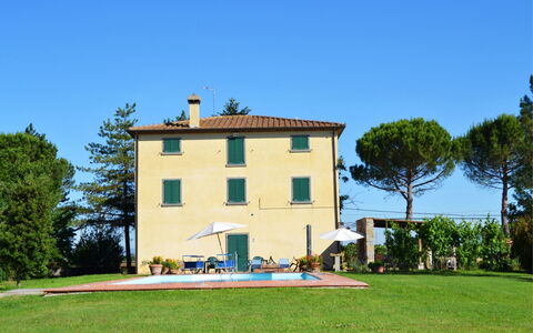 Villa Cantagallo: Himmel, Pflanze, Gebäude, Fenster, Baum, Grundstueck, Haus, Gras, Hütte, Wohngebiet