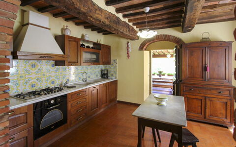 Villa Cecilia: Küche, Möbel, Interior Design, Flooring, Countertop, Holz, Cabinetry, Küchengerät, Fussboden, Decke