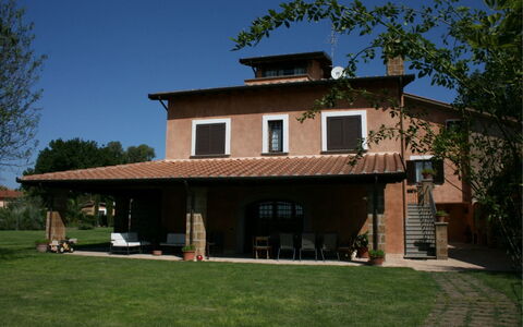 Villa Iris: Himmel, Pflanze, Gebäude, Eigentum, Fenster, Baum, Haus, Schatten, Gras, Abstellgleis