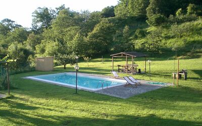 Casale Essenze: Eigentum, Schwimmbad, Gras, Freizeit, Sportveranstaltung, Haus, Grundstueck, Netz, Hinterhof, Grundeigentum