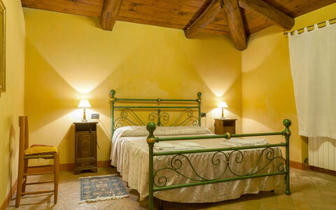 Casa la Primula: Möbel, Interior Design, Flooring, Bett, Fussboden, Schlafzimmer, Zimmer, Linens, Decke, Bettrahmen