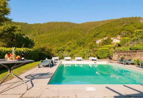 Casa la Primula: Wasser, Pflanze, Himmel, Eigentum, Möbel, Gebäude, Schwimmbad, Baum, Gartenmöbel, Gras