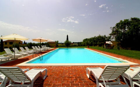 Podere Marcigliano: Wasser, Himmel, Eigentum, Pflanze, Wolke, Schwimmbad, Azurblau, Gebäude, Baum, Gartenmöbel