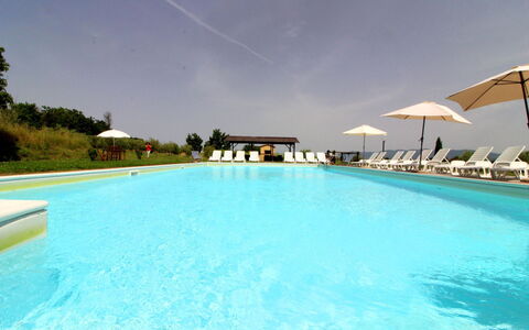Podere Marcigliano: Wasser, Himmel, Schwimmbad, Pflanze, Azurblau, Regenschirm, Wolke, Rechteck, Baum, Haus