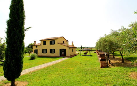 Podere Marcigliano: Himmel, Pflanze, Eigentum, Gebäude, Natur, Fenster, Grundstueck, Baum, Haus, Gras