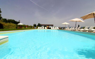Podere Marcigliano: Wasser, Himmel, Schwimmbad, Pflanze, Azurblau, Regenschirm, Wolke, Rechteck, Baum, Haus