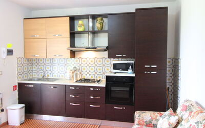 Rugapiana: Cabinetry, Eigentum, Möbel, Countertop, Schublade, Haushaltsgerät, Kommode, Interior Design, Küche, Holz