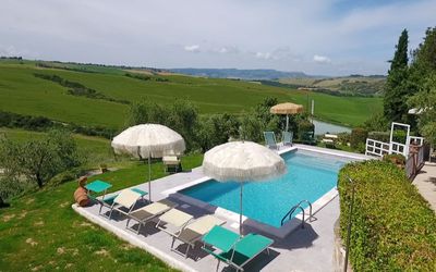 Palazzo Conti: Wolke, Himmel, Pflanze, Regenschirm, Wasser, Gartenmöbel, Schwimmbad, Baum, Grundstueck, Schatten