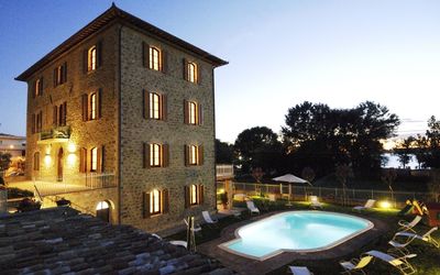 Trasimeno: Eigentum, Zuhause, Gebäude, Haus, Himmel, Grundeigentum, Schwimmbad, Die Architektur, Beleuchtung, Estate