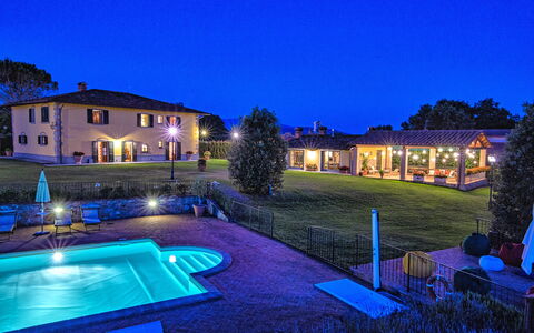Podere Sant'angelo: Eigentum, Beleuchtung, Zuhause, Estate, Haus, Schwimmbad, Grundeigentum, Gebäude, Landschaft Beleuchtung, Villa