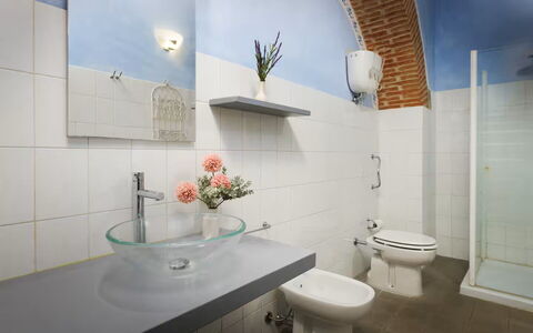 Villa Giare: Flooring, Armatur, Interior Design, Fussboden, Installation, Sinken, Zapfhahn, Badezimmer, Fliese, Zimmer