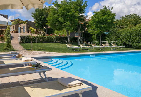 Villa Giare: Schwimmbad, Gartenmöbel, Sonnenliege, Möbel, Resort, Regenschirm, Thermae, Eco Hotel, Stuhl, Schatten