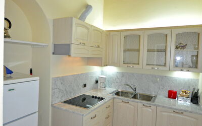 Dante 6: Eigentum, Zimmer, Küche, Möbel, Cabinetry, Gebäude, Countertop, Haus, Fussboden, Decke