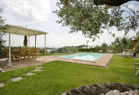 Nel Guasto: Eigentum, Hinterhof, Gras, Haus, Schwimmbad, Grundeigentum, Zuhause, Rasen, Garten, Gebäude