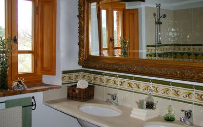 Badezimmer mit Travertinwaschtisch