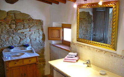 Badezimmer mit Travertinwaschtisch