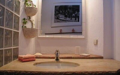 Badezimmer mit Travertinwaschtisch