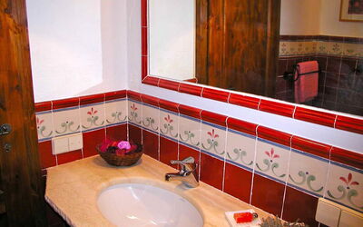 Badezimmer mit Travertinwaschtisch