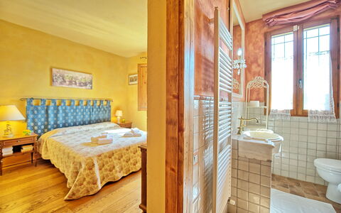 Casa Cipressi: Zimmer, Eigentum, Möbel, Bett, Schlafzimmer, Gelb, Interior Design, Wand, Gebäude, Grundeigentum