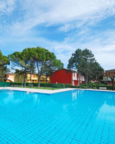 Villaggio Azzurro: Wasser, Himmel, Wolke, Pflanze, Eigentum, Schwimmbad, Blau, Baum, Gebäude, Gewässer