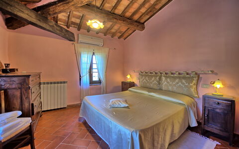 Cerretalta: Schlafzimmer, Bett, Zimmer, Möbel, Eigentum, Bettdecke, Gebäude, Bettrahmen, Interior Design, Decke