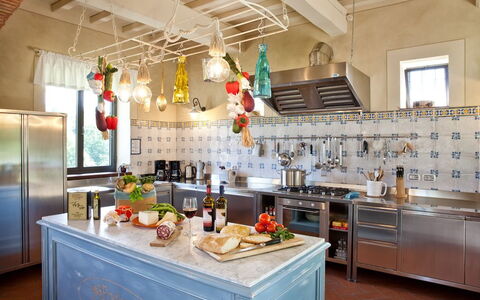 Villa Sant' Angelo: Countertop, Küche, Zimmer, Möbel, Cabinetry, Eigentum, Interior Design, Gebäude, Decke, Interior Design