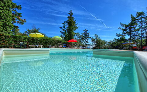 Villa Lorenzo: Schwimmbad, Eigentum, Freizeit, Grundeigentum, Haus, Wasser, Gebäude, Urlaub, Estate, Villa
