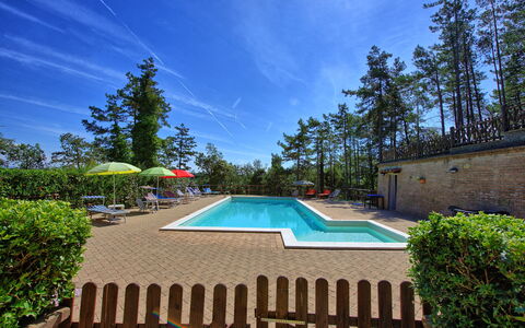 Villa Lorenzo: Eigentum, Schwimmbad, Grundeigentum, Estate, Haus, Zuhause, Gebäude, Urlaub, Himmel, Resort