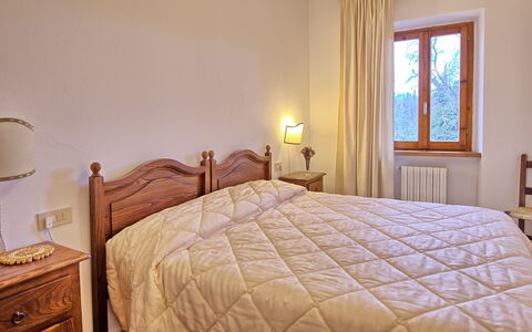Villa Lorenzo: Schlafzimmer, Bett, Zimmer, Möbel, Eigentum, Bettdecke, Bettrahmen, Bedding, Matratze, Bettwäsche